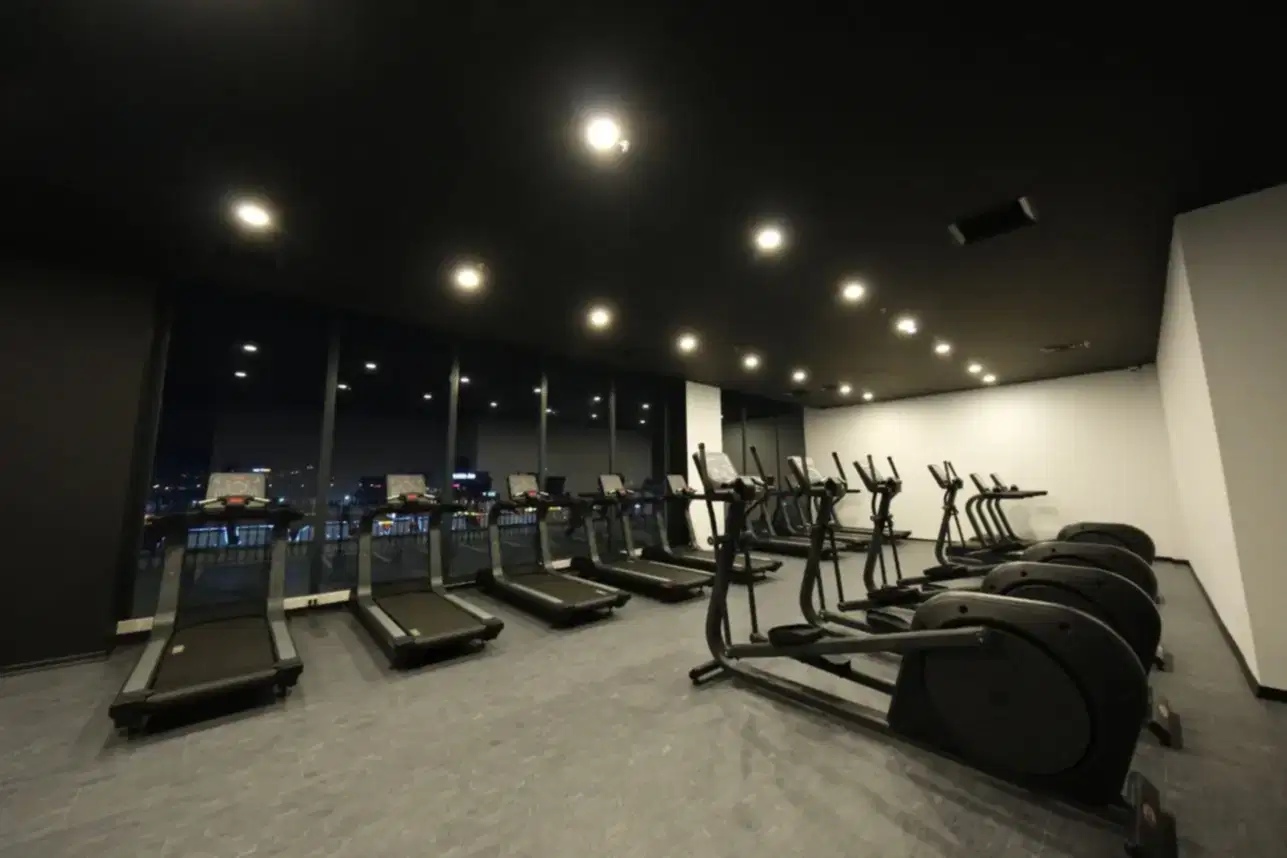Bursa Özlüce spor salonu – kardiyo alanında koşu bandı ve bisikletlerle antrenman