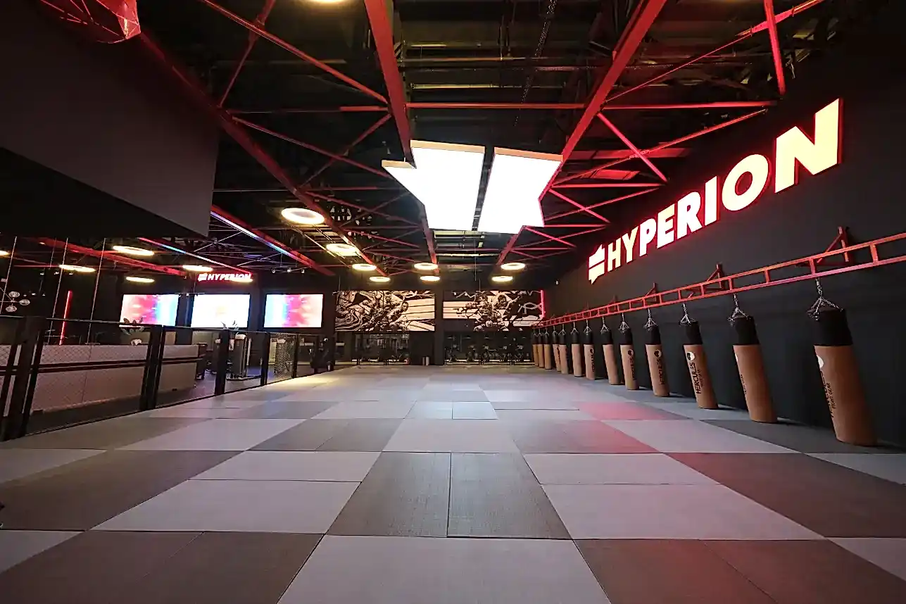 Bursa Özlüce spor salonu – grup dersleri ve ısınma egzersizleri için geniş alan